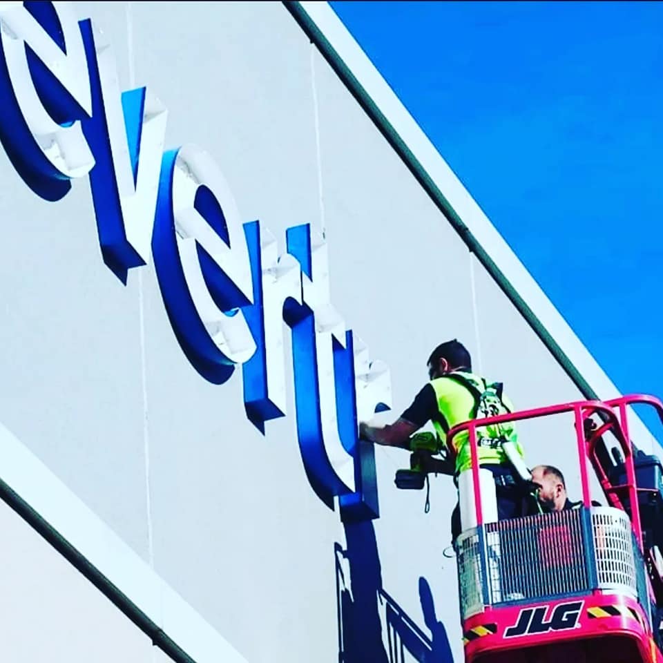 1300paksigns install boom